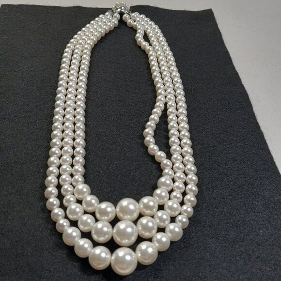 Vintage Japan Three Strand Graduated Faux Pearl Necklace Cottagecore Grandmacore - Picture 3 of 9